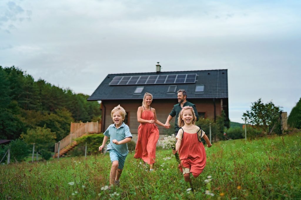 Eine Glückliche Familie sein, mit alternativer Energie. Jetzt informieren